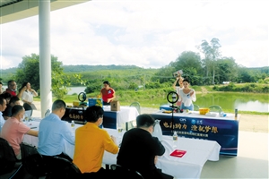 澄迈县首届电商网红直播大赛决赛在“柚子夫妇”青柚之约艺术工厂举行。 通讯员 叶上荣 摄
