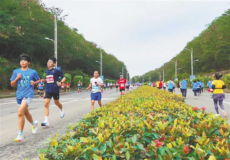 12月18日，选手在2022年海南儋州马拉松赛上奔跑。