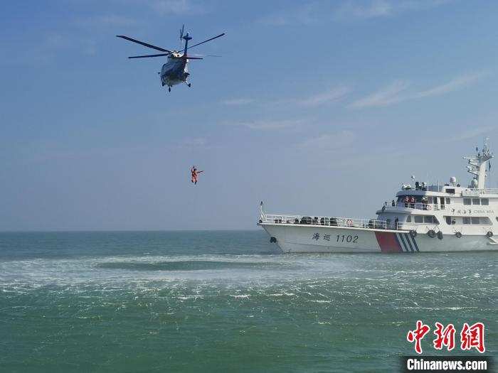 1月6日，交通运输部南海救助局和海口海事局在琼州海峡海域联合举行春运前海上搜救综合应急演练。　海口海事局供图