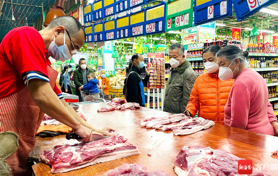　超市内正在售卖的平价惠民猪肉。