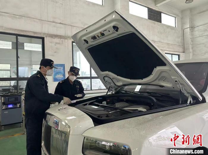 海关关员对进口“零关税”汽车实施查验　叶青　摄