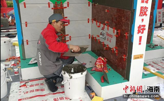 2月14日，第九届德高好工匠贴砖争霸赛全国总决赛在海口开赛，图为比赛现场。张月和 摄