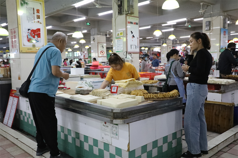 市民在第二农贸市场购买豆制品（李莲 摄）
