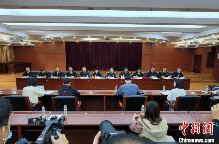 3月14日，海关总署选派援琼的10名业务专家在海口海关集中与媒体见面。　王晓斌　摄