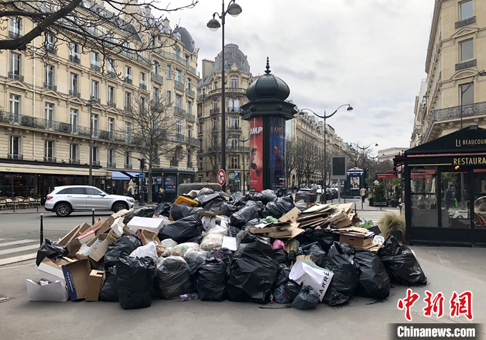 图为巴黎市中心无人清理的垃圾。 中新社记者 李洋 摄