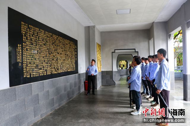 3月29日，海南青年到海口人民公园冯白驹纪念亭，了解革命先烈的伟大事迹。何杨杨 摄