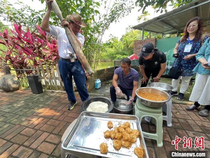 4月25日，台湾少数民族同胞参访团来到海南万宁文通村，参访团成员陈诚三在体验打糍粑。　朱贺　摄