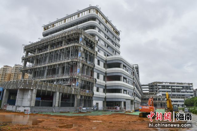 图为海南省妇幼保健院异地新建项目正在进行竣工收尾。骆云飞摄