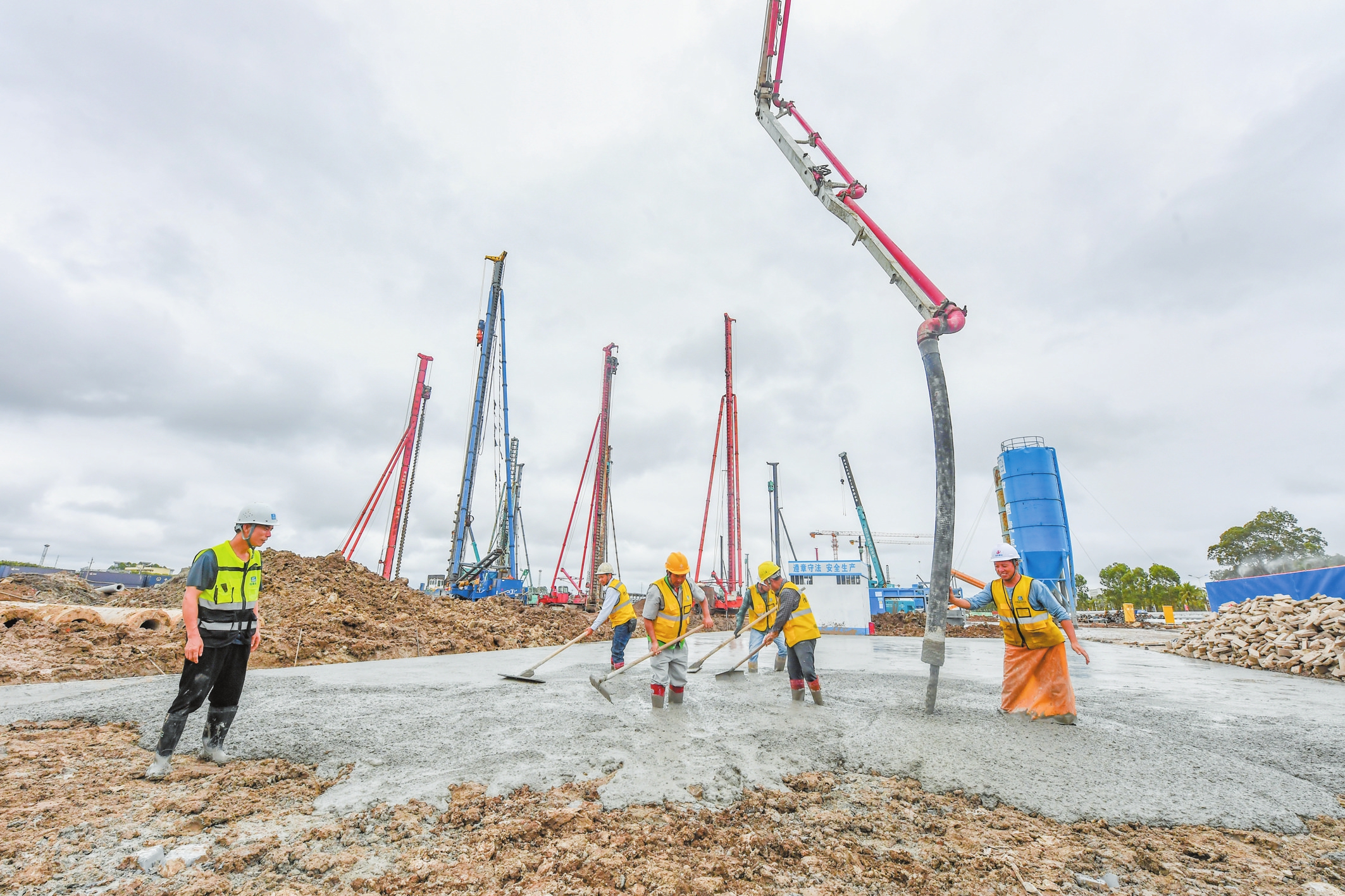 5月14日，海南综合型寄递物流监管中心建设项目施工现场，呈现一派繁忙的施工景象。 本报记者 孙士杰 摄