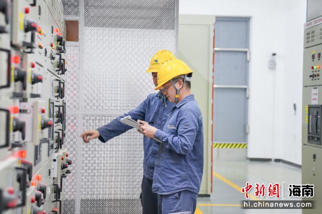 7月16日，超高压公司海口分局生产指挥中心党支部党员检查站内设备 黄永立摄