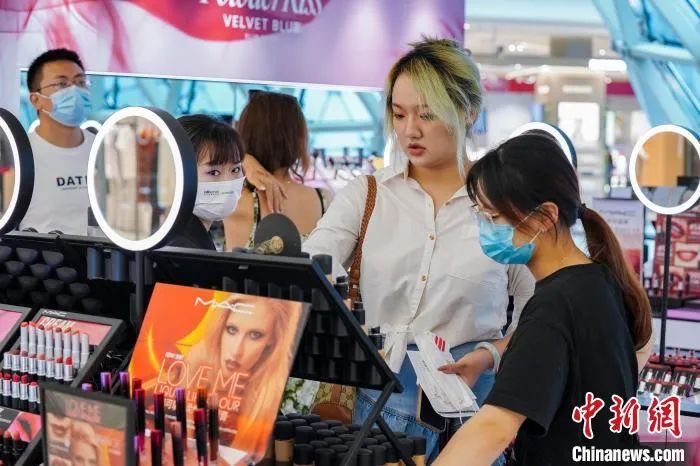 游客在免税店选购商品。骆云飞 摄（资料图）