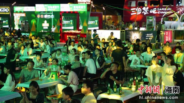 9月1日晚，2023炫购嘉年华暨昌江青岛啤酒节在海南昌江开幕。图为市民游客边看节目边享受啤酒和美食。中共昌江黎族自治县委宣传部供图