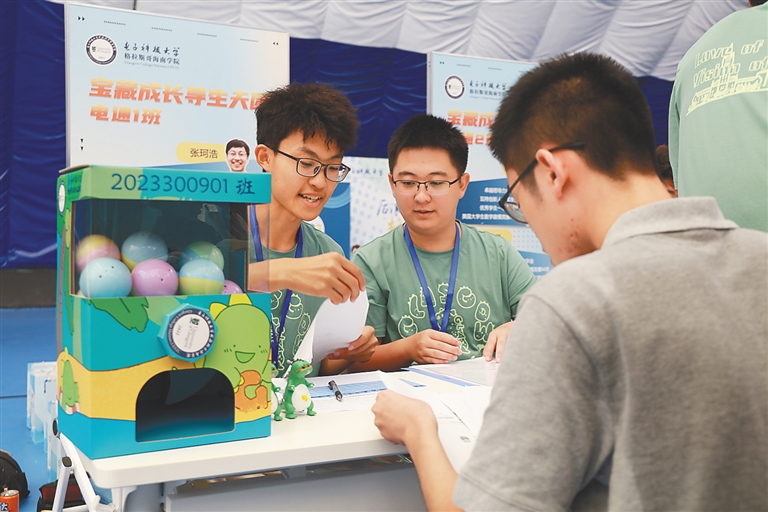 大学生志愿者为新生答疑解惑。