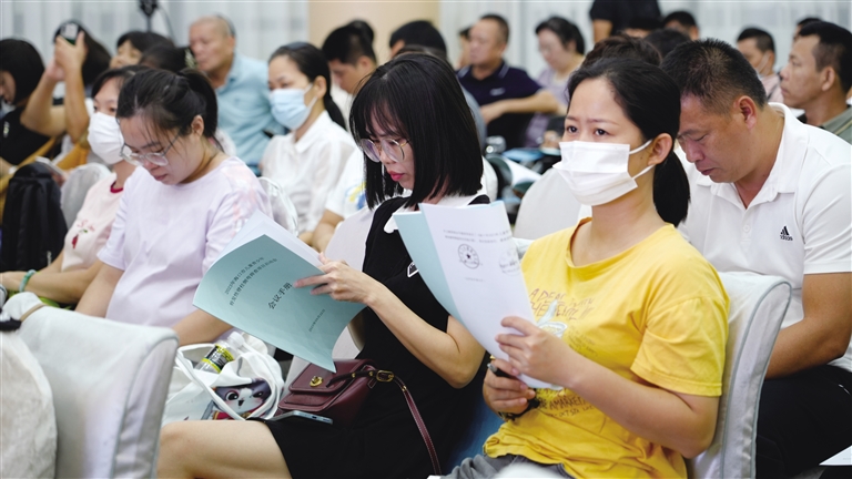 脊柱侧弯筛查项目启动现场，对家长进行筛查培训。记者 王洪旭 摄
