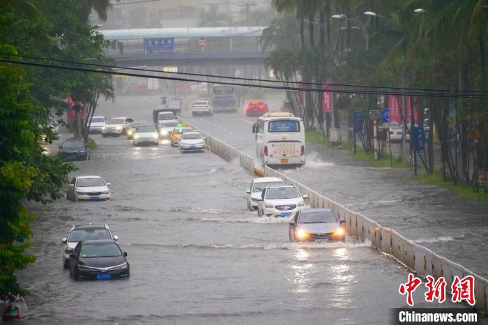 海口市区部分道路积水严重。　凌楠 摄
