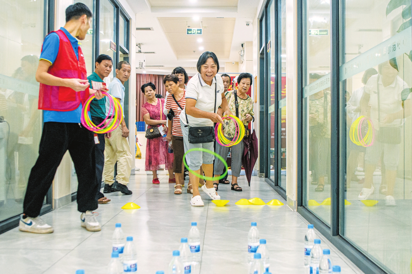 9月27日,一场别开生面的中秋游园活动在美兰区白龙街道流水坡社区党群服务中心展开。图为参加活动的老人在玩欢乐套圈游戏。陈长宇 摄