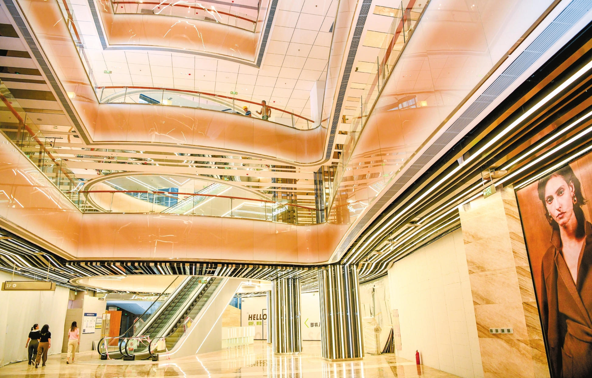 9月26日,位于海口海秀中路的王府井海垦广场项目,不少商铺已经装修完毕。 本报记者 康登淋 摄