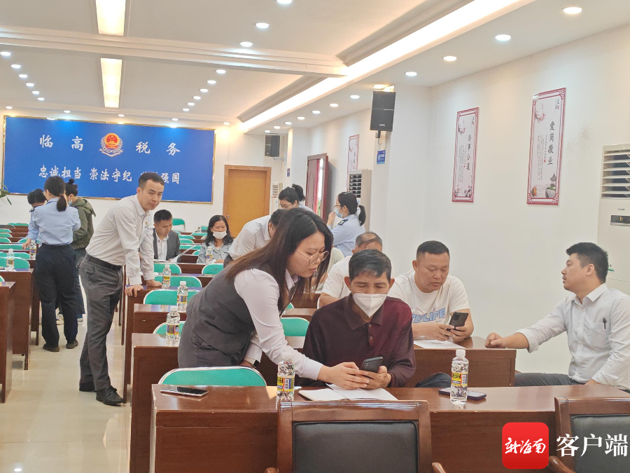 银行工作人员向商户讲解普惠小微贷款等。临高农商银行供图