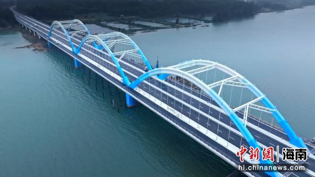 海南首次建设的大跨径系杆拱结构桥梁——文澜江大桥。中交二公局供图