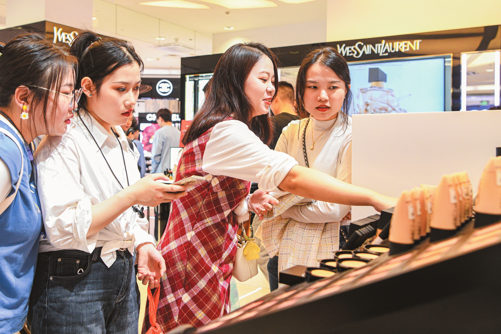 12月30日，消费者在cdf海口日月广场免税店选购商品。 本报记者 苏弼坤 摄