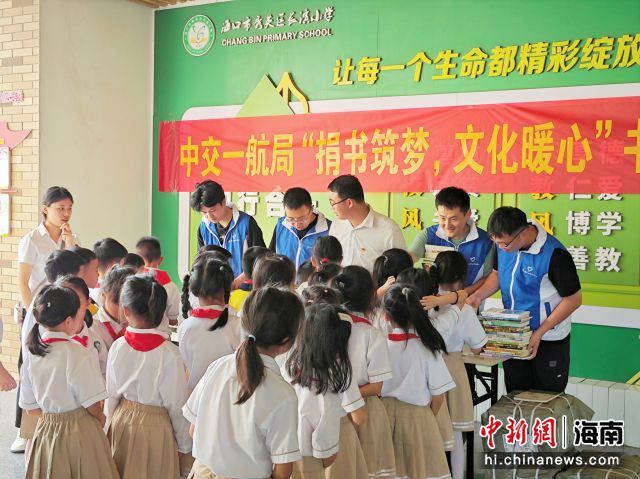 4��1�գ�һ������Ϊ���������Σ��Ļ�ů�ġ����鼮������ں����г���Сѧ���С���ҵ��ͼ