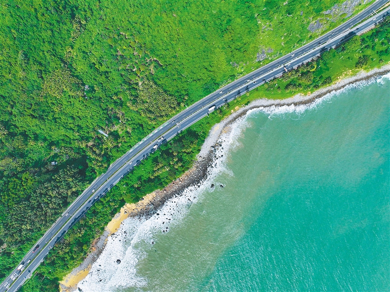 陵水黎族自治县香水湾段的环岛旅游公路。王将就 摄
