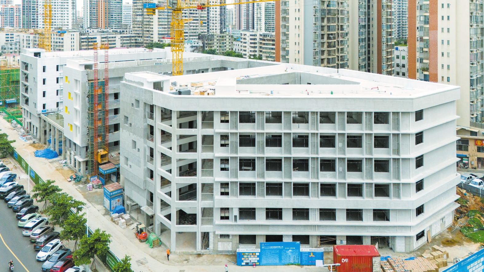 红城湖新建一所九年一贯制学校（新建）项目现场，工人们正在加紧施工。