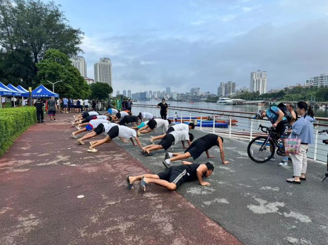 图为参赛队伍集训期间，市民围观为参赛队伍加油打气。闫宇琪供图