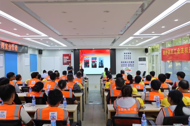 7月11日，海口市总工会和中建一局海南分公司开展的“椰小工以案释法”专题宣传活动走进工地。侯倩供图