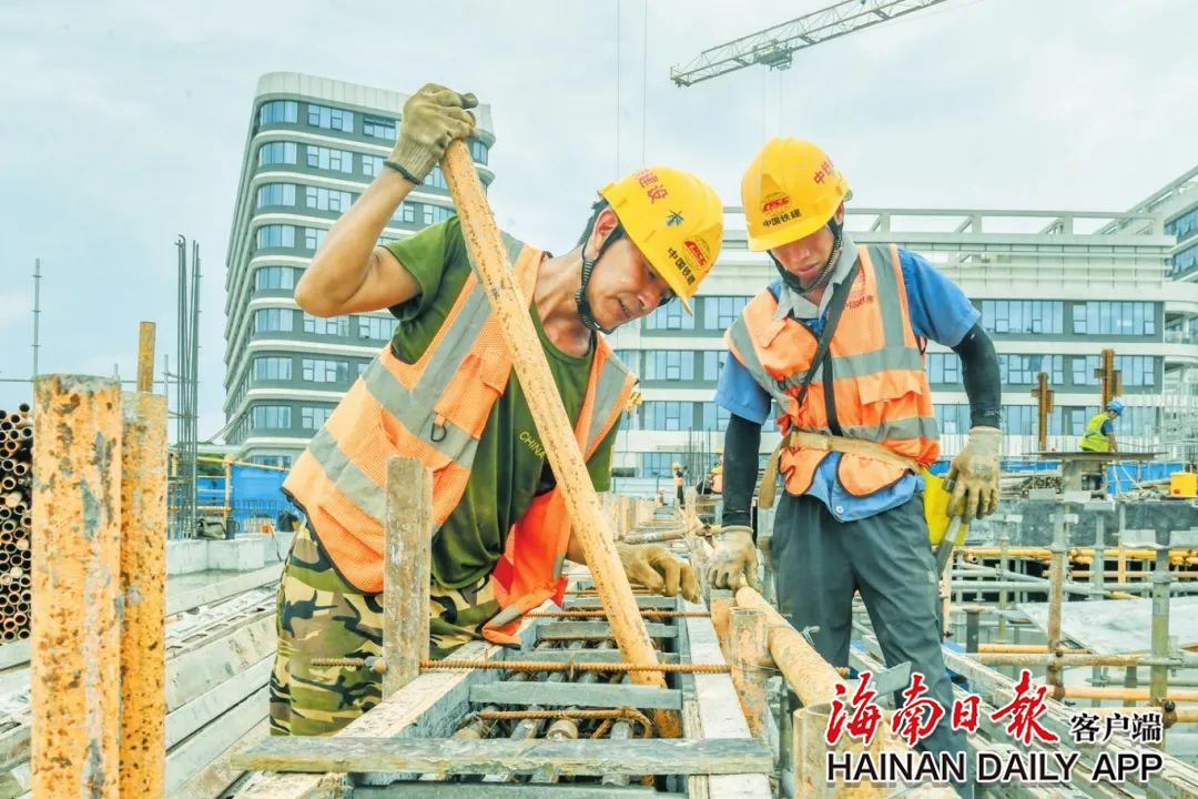 近日，在海口江东新区的国家紧急医学救援基地(海南)建设项目现场，施工人员在加固模板。