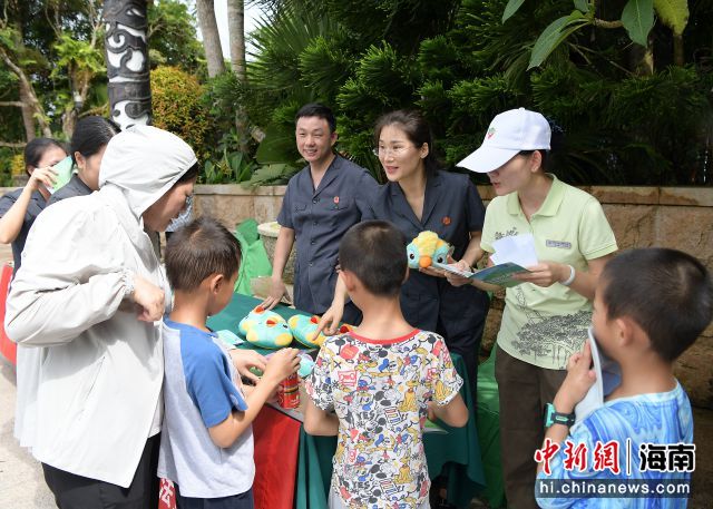 8月14日，三亚亚龙湾热带森林旅游区开展生态文明宣传教育活动。黄庆优 摄
