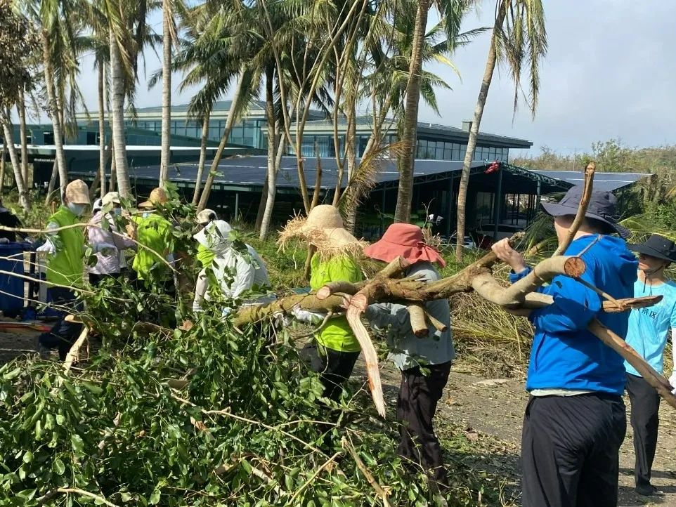 海南华隆铜鼓岭旅控公司工作人员在铜鼓岭景区开展灾后清理。
