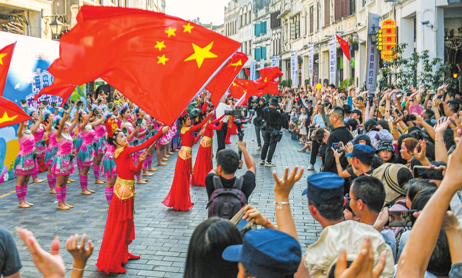 10月4日,“海岛情”欢乐大巡游在海口骑楼老街持续上演,为市民游客带来一波又一波欢乐热潮。本报记者 康登淋 摄