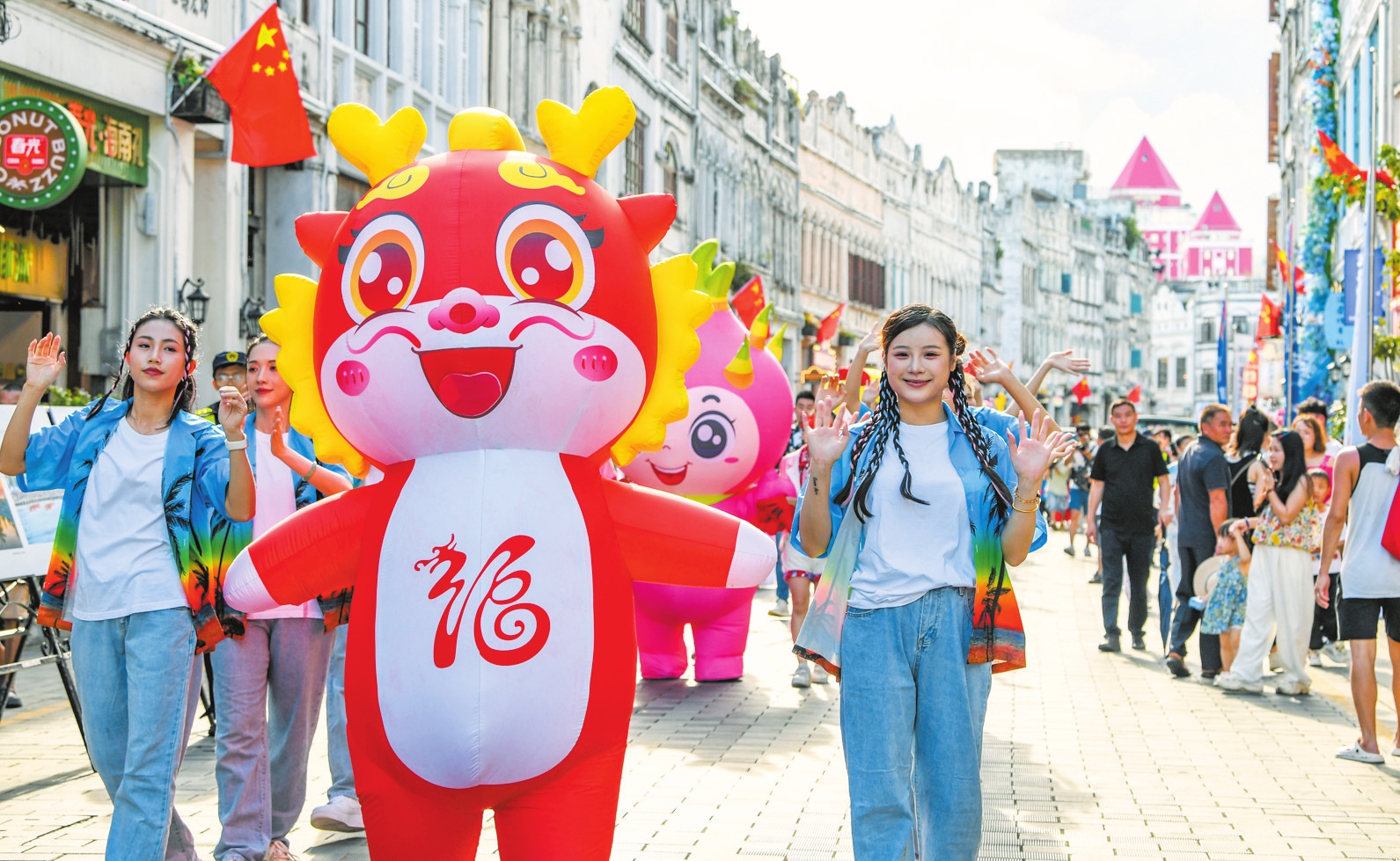 10月3日,“海口·我爱鲁”海岛欢乐大巡游活动现场热闹非凡。本报记者 康登淋 摄