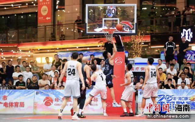 10月13日晚,2025“海口杯”篮球联赛总决赛阶段,美华荷泰酒店队与海南科技职业大学队为争夺最后一张决赛门票展开激烈比拼。 海口市旅游和文化广电体育局供图