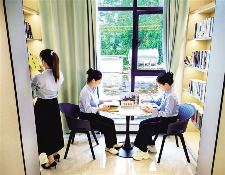 第十六家“书香海岛”全民阅读点设在白沙龙江书屋。南国都市报记者 陈望 摄
