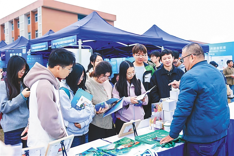 在校招活动(长沙站)现场,学生了解招聘信息。