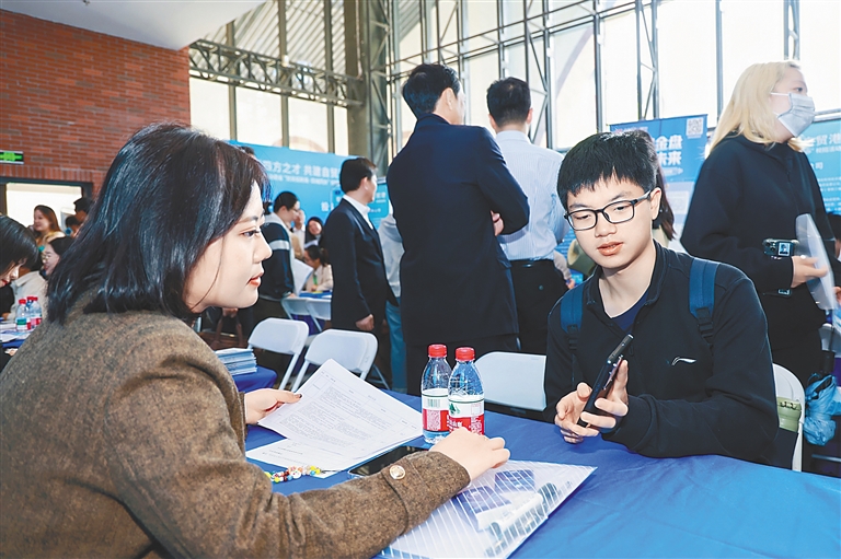 在校招活动(杭州站)现场,学生与用人单位面对面交流。 本组图片除署名外均由活动主办方提供