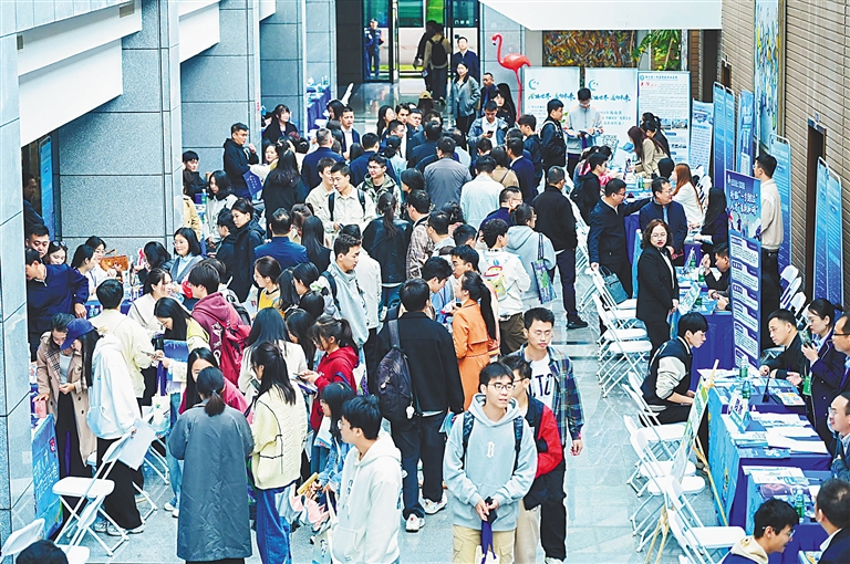 10月25日,2025年海南省“封关拓新局·四城同办”校招活动(重庆站)在重庆大学启动。