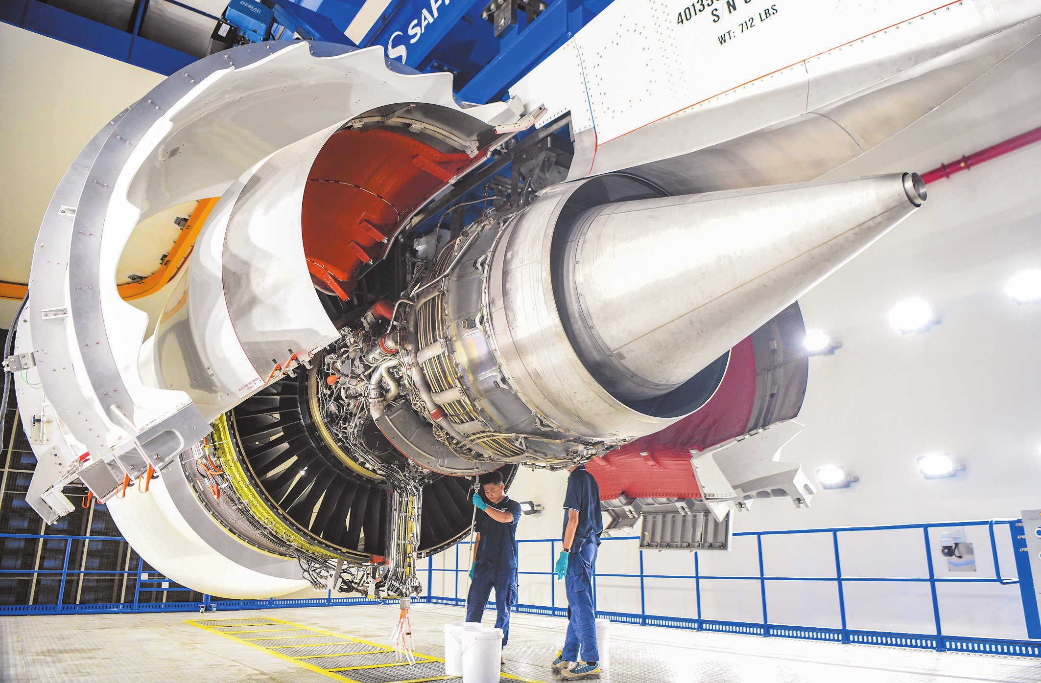 日前,在海口美兰空港吉耐斯航空发动机维修工程有限公司发动机试车台,工作人员正在开展发动机试车前的检查工作。本报记者 苏弼坤 摄