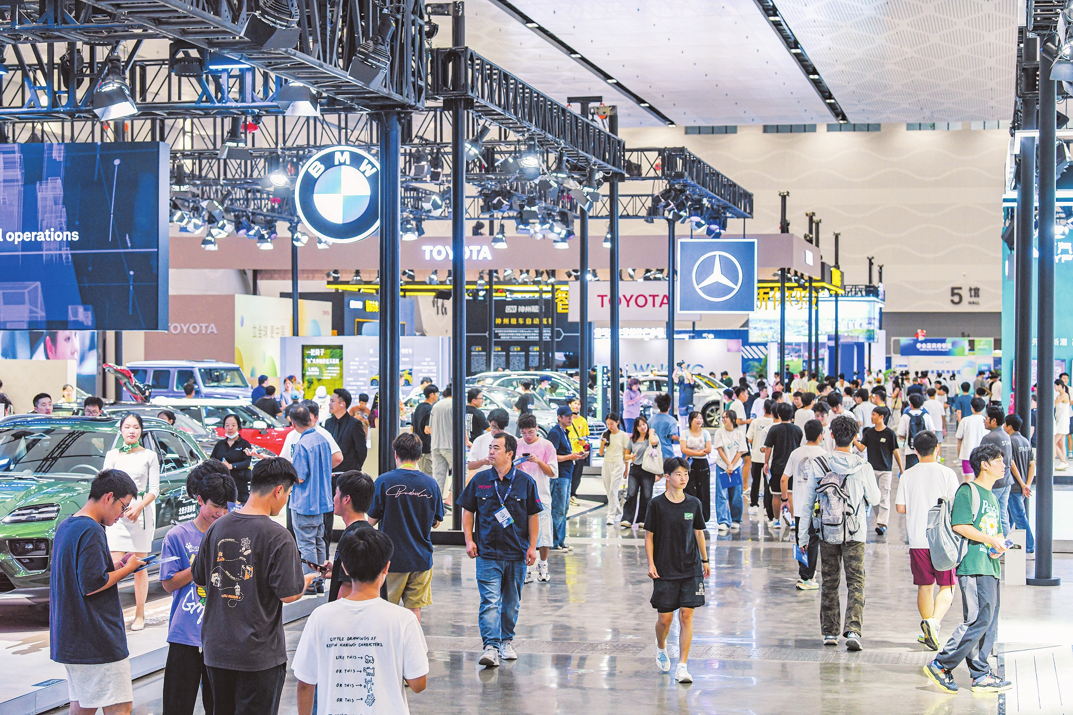 近年来,海口依托科技创新激活产业引擎,推动新能源汽车产业在“向绿而行”的道路上蹄疾步稳。图为日前在海口举行的2025世界新能源汽车大会技术展览,吸引众多客商和市民游客关注。 本报记者 苏弼坤 摄