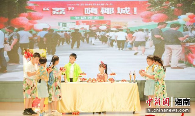 第二届海口市“青椰少年心向党”中小学思政育人情景剧大赛决赛在海南华侨中学美丽沙分校举行。鲁家妤供图