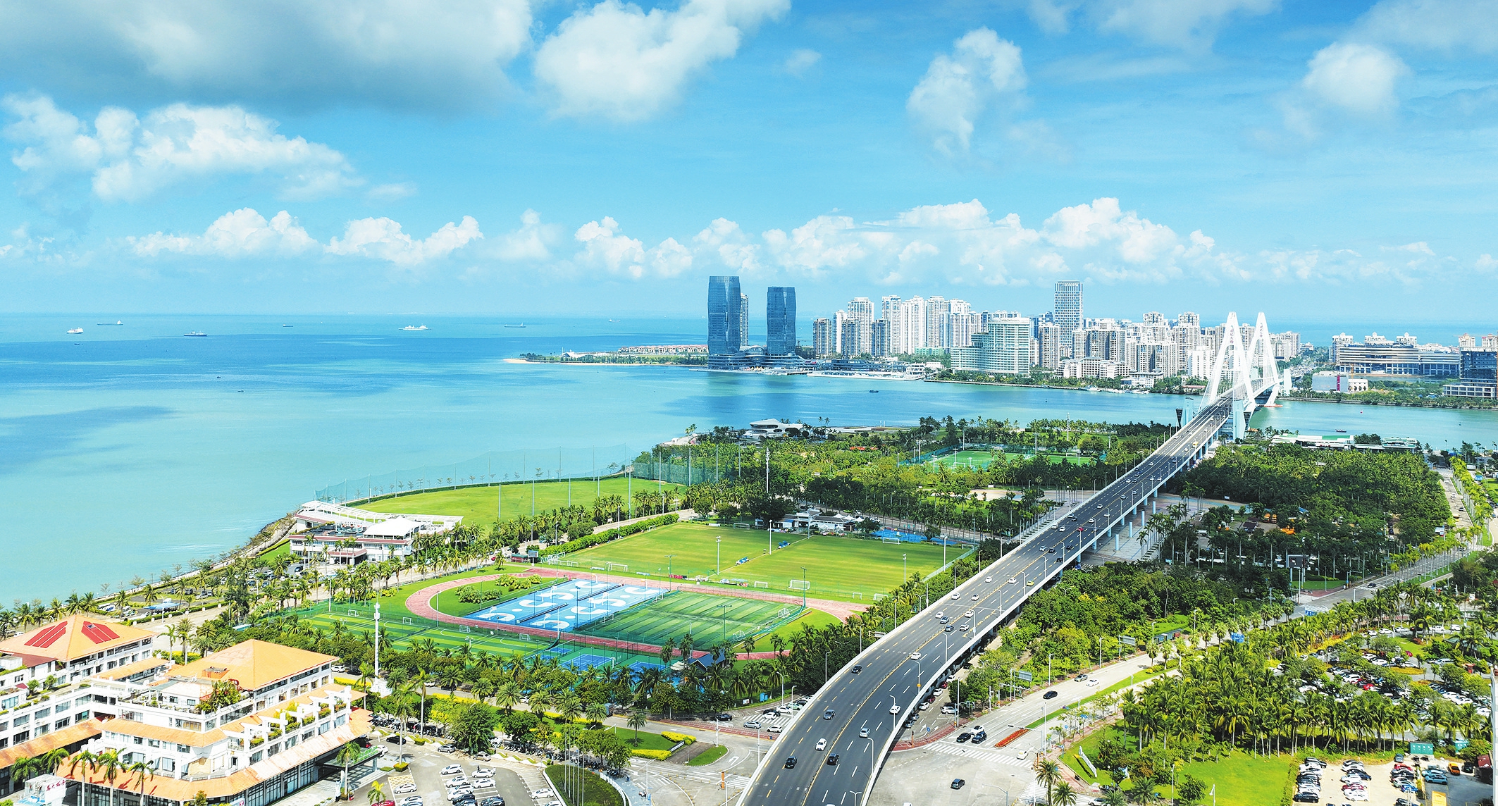 近年来,海口持续完善城市功能、改善人居环境,推动城市高质量发展,人民群众获得感、幸福感不断增强。这是俯瞰海口湾、世纪大桥一带,如画般的城市风光尽收眼底。本报记者 杨忠凯 摄