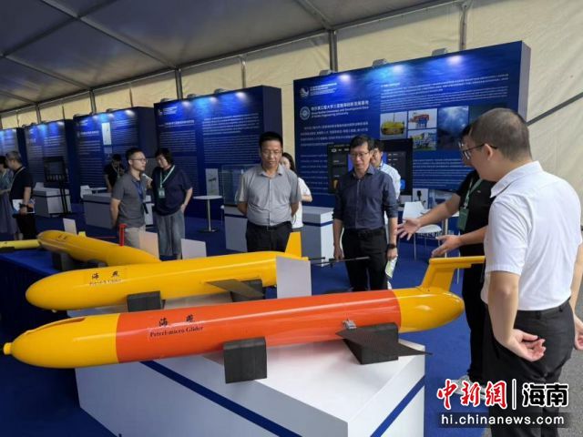 10月28日,深海技术与装备成果展在海南三亚崖州湾科技城高新区开幕。图为现场展出的“海燕”谱系无人潜航器。(主办方 供图)