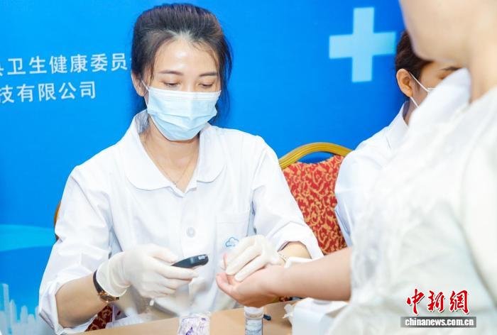 图为海南省“2+3”健康服务包糖尿病数字疗法试点工作启动现场开展免费测量血糖的体验活动。 牛志妍 供图