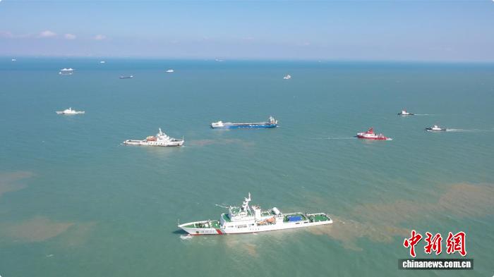 11月14日,2025年琼州海峡平板驳船运输新能源车辆突发火灾应急演练在海口秀英港举行。海口海事局 供图