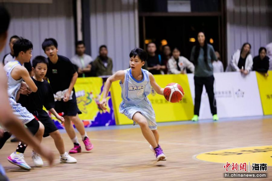 11月14日,2025年海南省青少年篮球联赛开赛。王琴供图