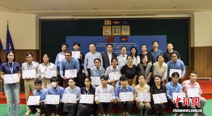 当地时间11月16日,2025年中国(海南)—柬埔寨热带农业技术培训班在金边举行结业典礼。(主办机构供图)