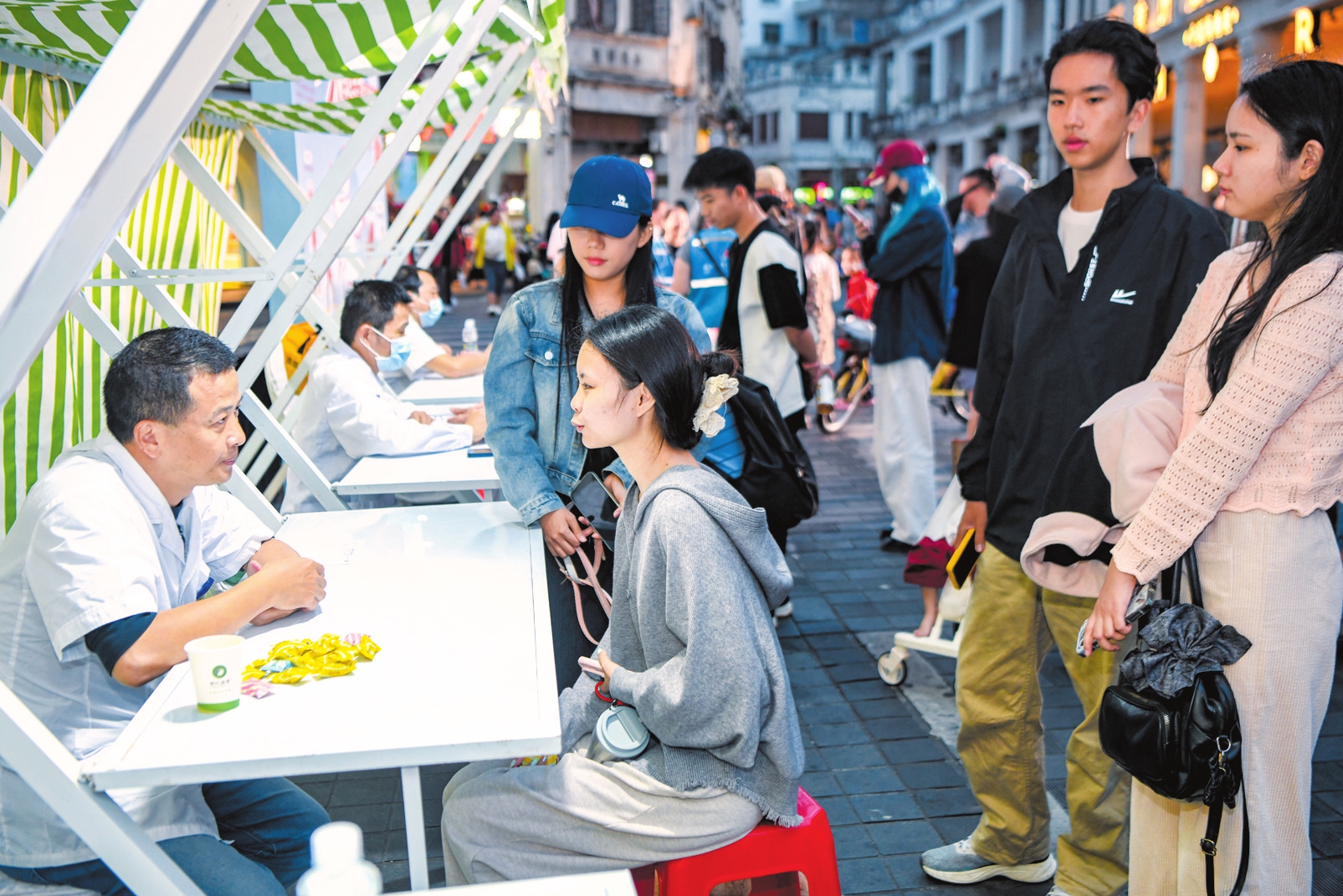 11月16日,在活动现场,医护人员正在为市民义诊。本报记者 苏弼坤 摄