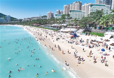 近日,来自国内外的游客在三亚大东海旅游区沙滩晒太阳,感受热带海滨风光的温暖。海南日报全媒体记者 王程龙 摄